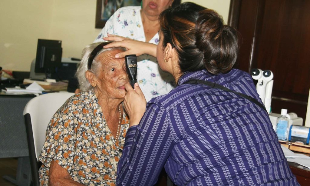 Doña María Acosta con 102 años de edad es evaluada por la doctora Evelyn Díaz en la Oficina del Senador José Rafael Vargas.